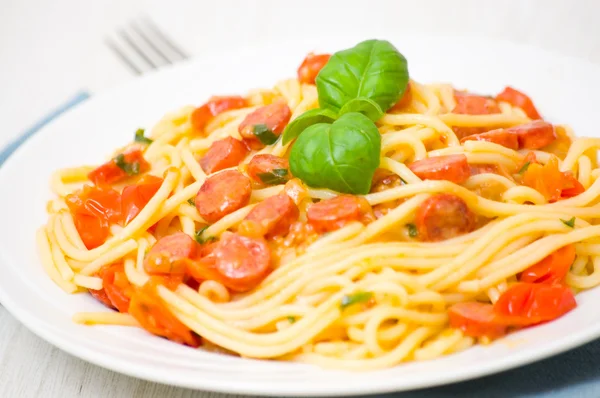 Espaguetis con salchichas ahumadas y verduras —  Fotos de Stock