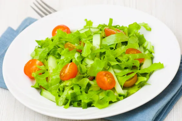 Свіжий овочевий салат з салатом, помідорами та огірком — стокове фото