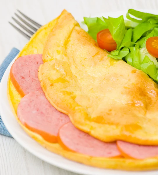Omelett med salami och färska grönsakssallad — Stockfoto