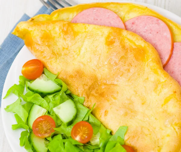 Omelette with salami and fresh vegetable salad — Stock Photo, Image