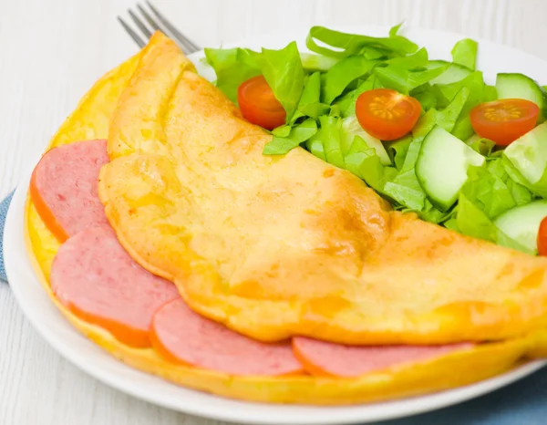 Omlet z salami i sałatką ze świeżych warzyw — Zdjęcie stockowe