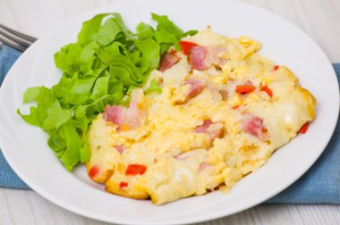 pastırma, sebze ve peynir omlet