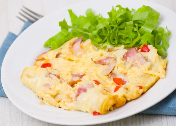 Scrambled eggs with bacon, vegetables and cheese — Stock Photo, Image