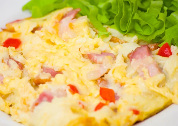 Huevos revueltos con tocino, verduras y queso — Foto de Stock