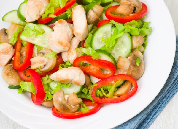 Salade met kip, champignons en groenten — Stockfoto