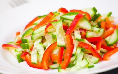 Tabakta taze sebze salatası