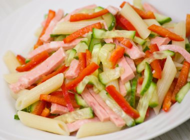 taze sebze salatası jambon ve penne makarna ile