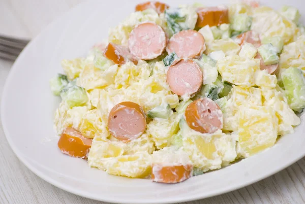 Ensalada de patata, pepino, cebolla con aderezo de mayonesa —  Fotos de Stock