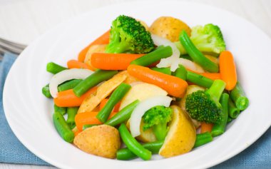 Tabakta karışık sebzeler