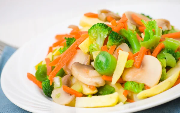 Légumes mélangés avec des champignons dans une assiette — Photo