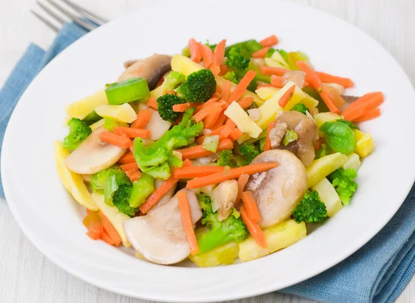 Verduras mezcladas con champiñones en un plato — Foto de Stock