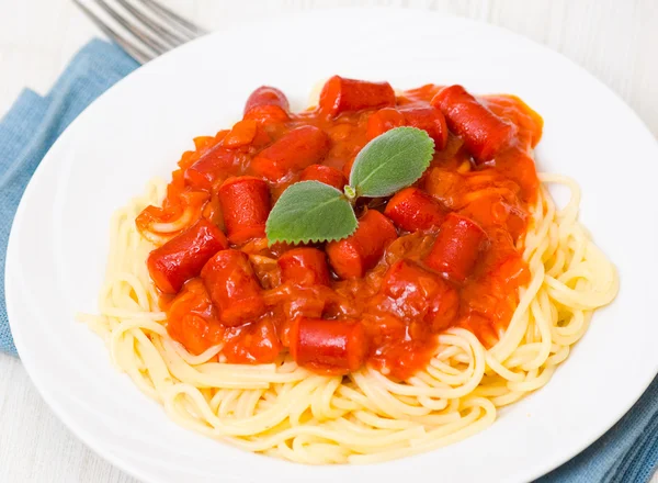 Spaghetti med rökt korv — Stockfoto