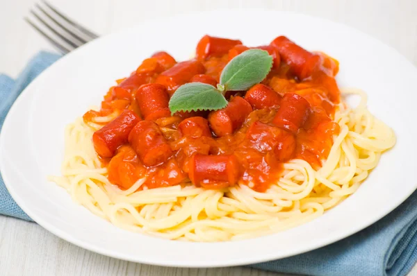 Espaguetis con salchicha ahumada — Foto de Stock