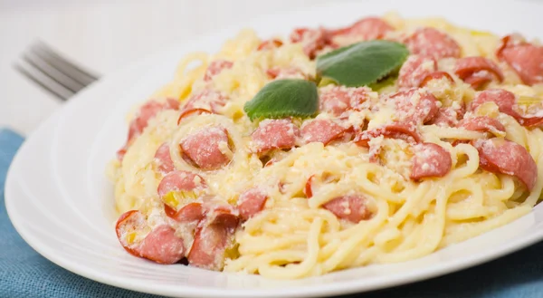 Spagetti füstölt kolbásszal és tejszínes mártással — Stock Fotó