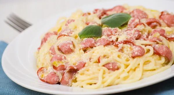 Spagetti tütsülenmiş sosis ve krema sos ile
