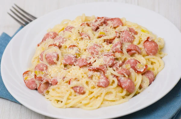 Спагетти с копченой колбасой и сливочным соусом — стоковое фото