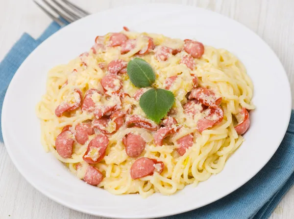 Spaghetti z sosem śmietanowym i wędzone — Zdjęcie stockowe