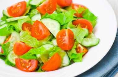 Tabakta taze sebze salatası