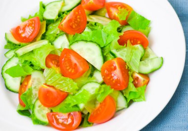 Tabakta taze sebze salatası