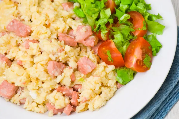 Huevos revueltos con jamón y ensalada —  Fotos de Stock