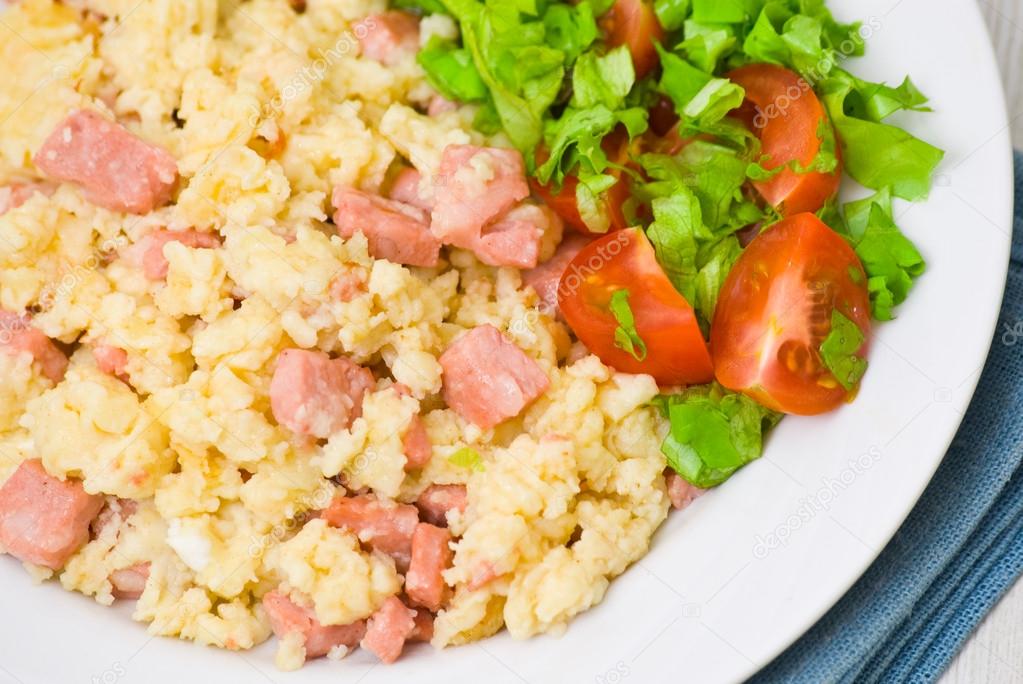scrambled eggs with ham and salad