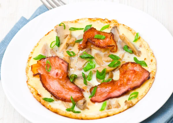 Omelet with bacon and mushrooms — Stock Photo, Image