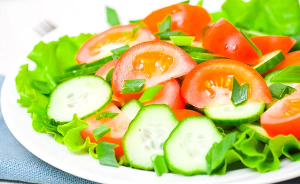 Свіжий овочевий салат на тарілці — стокове фото