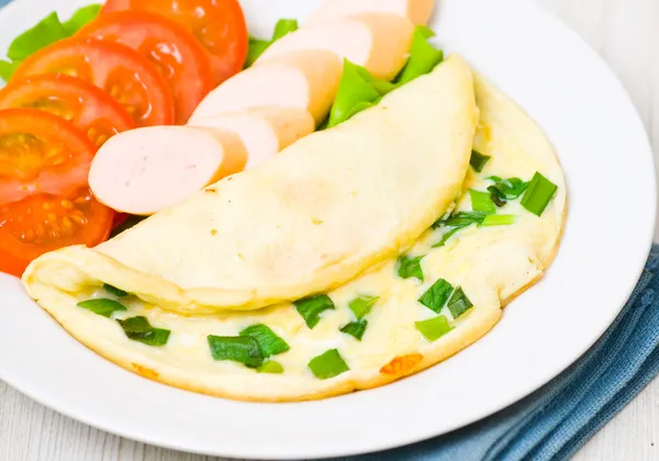 Breakfast. scrambled eggs, sausage and tomatoes — Stock Photo, Image