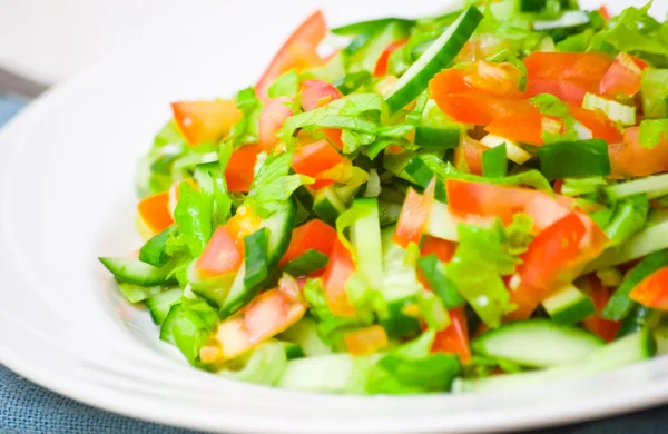 Salade de légumes frais sur assiette — Photo