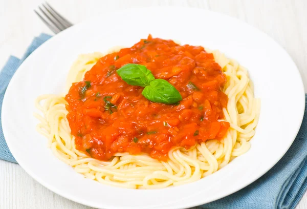 Espaguete com molho de tomate — Fotografia de Stock