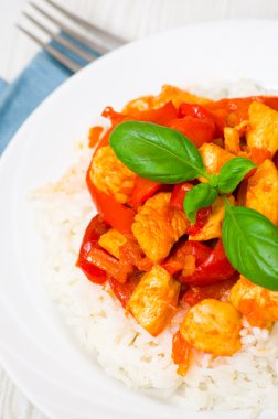 Pirinç ve sebzeli tavuk göğsü.