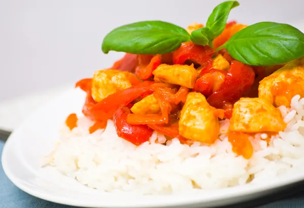 Pechuga de pollo con arroz y verduras — Foto de Stock