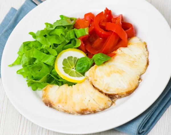 Filé de peixe branco com legumes — Fotografia de Stock