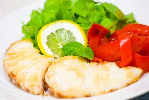 Filet z białej ryby z warzywami — Zdjęcie stockowe