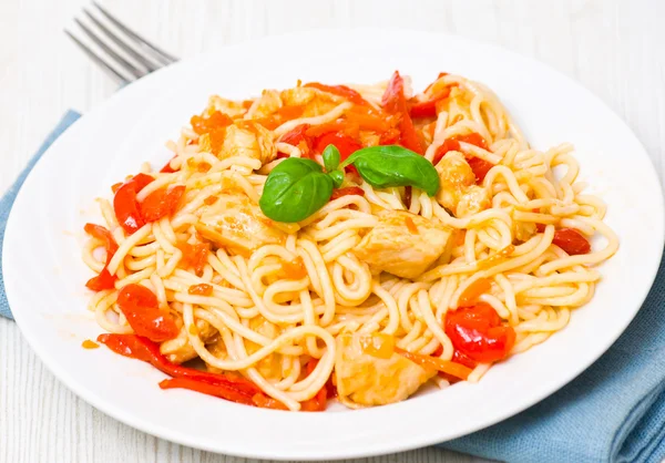 Kippenborst met spaghetti en groenten — Stockfoto
