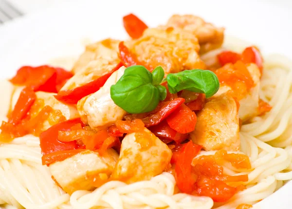 Pechuga de pollo con espaguetis y verduras — Foto de Stock