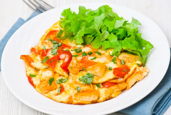 Omelette with slices of chicken breast and vegetables — Stock Photo, Image