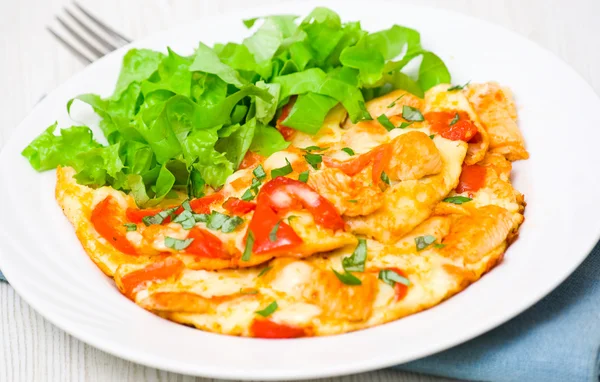 Omelette with slices of chicken breast and vegetables — Stock Photo, Image