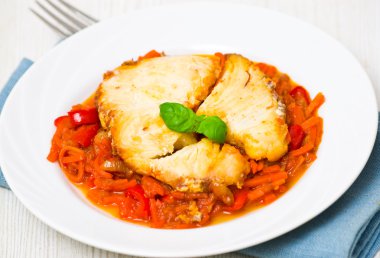 kızarmış balık havuç ve kırmızı biber domates turşusu