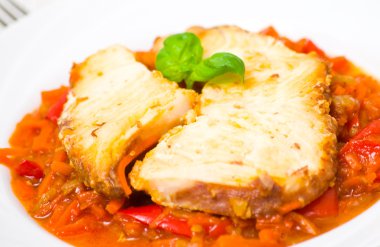 kızarmış balık havuç ve kırmızı biber domates turşusu