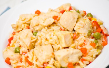 Pirinç ve sebzeli tavuk göğsü.