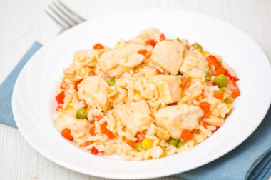 Pirinç ve sebzeli tavuk göğsü.