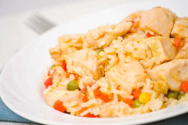 Peito de frango com arroz e legumes — Fotografia de Stock