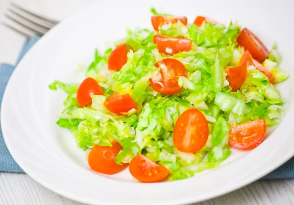 Friss zöldség saláta cseresznye paradicsom, káposzta — Stock Fotó