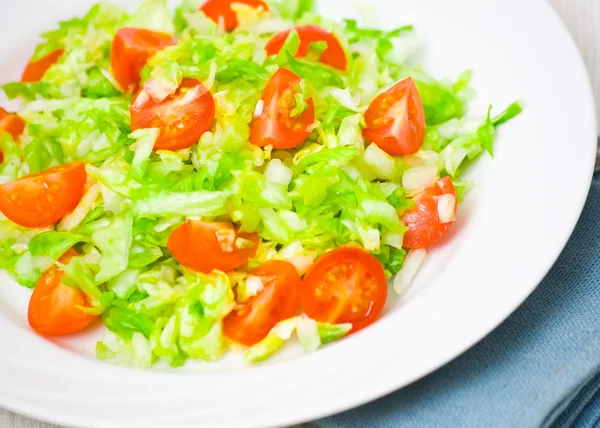 Vers fruit salade met cherry tomaten en kool — Stockfoto