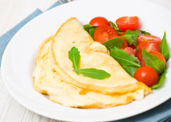 Omelet with vegetable salad — Stock Photo, Image