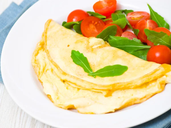 Omelet med vegetabilsk salat - Stock-foto