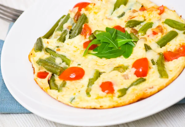 Omelette mit grünen Bohnen und Kirschtomaten — Stockfoto