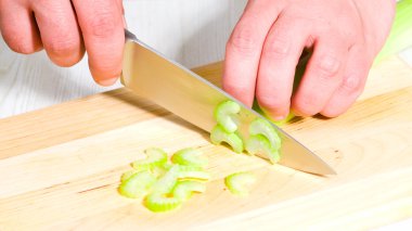 Şef kereviz bir ahşap tahta üzerinde kesme