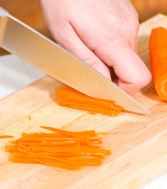 ahşap bir gemide havuç kesim Şef